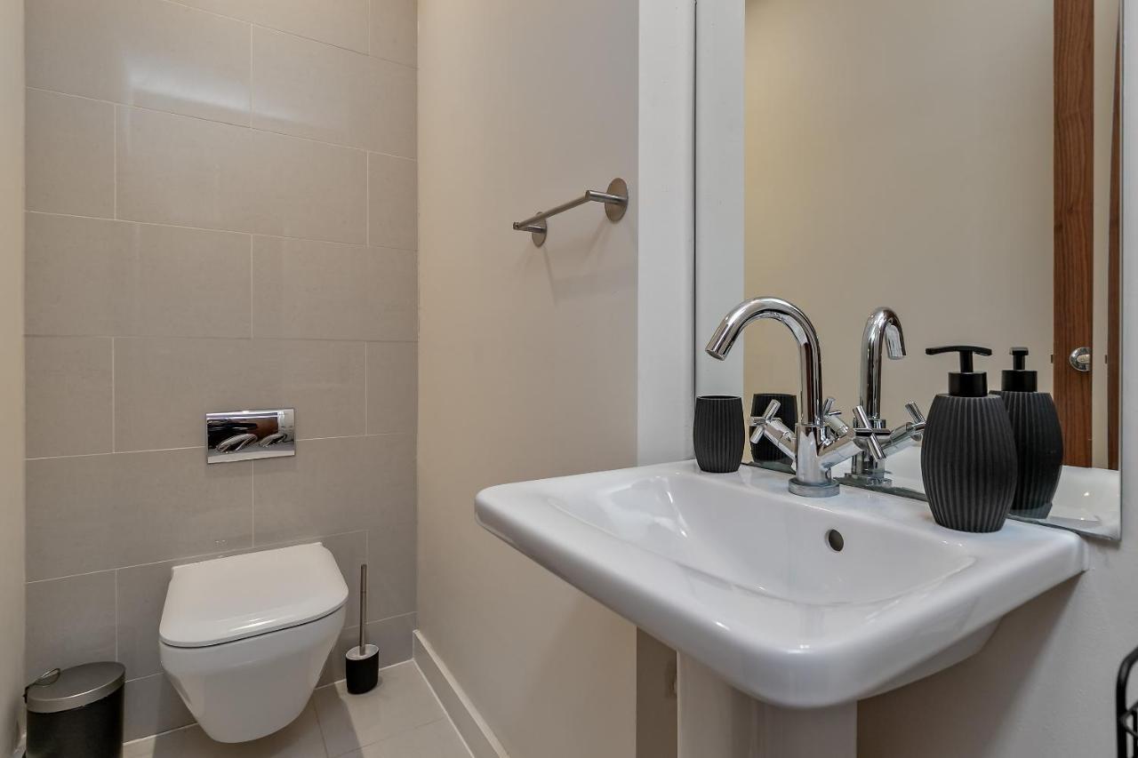 Appartamento Mk Centre, The Diamond Suite, Free Parking Space, Premium Spacious With Foosball Table Milton Keynes