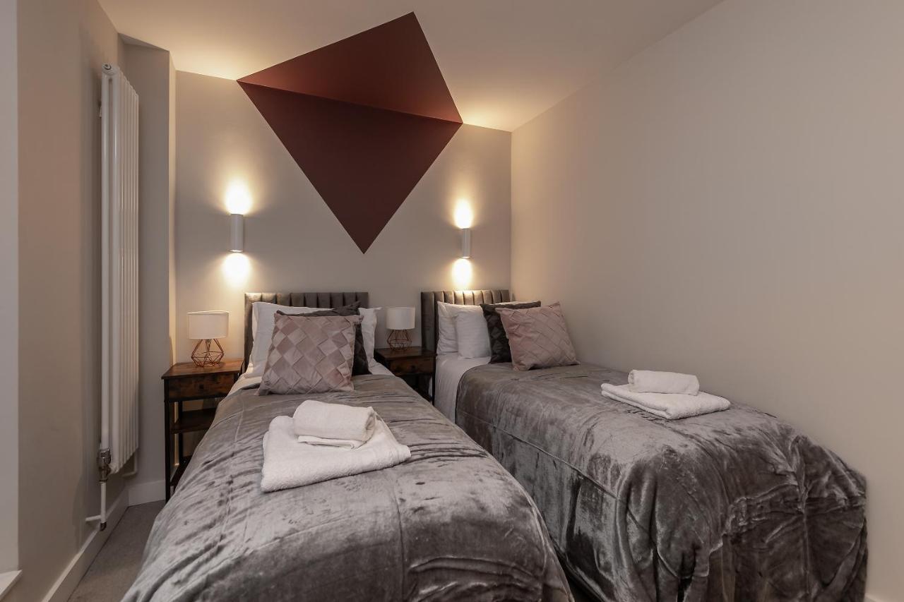 Mk Centre, The Diamond Suite, Free Parking Space, Premium Spacious With Foosball Table *